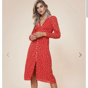 Adoore klänning  - Populär adoore klänning. Använd 2 gånger. Säljer pga för lite användning. 