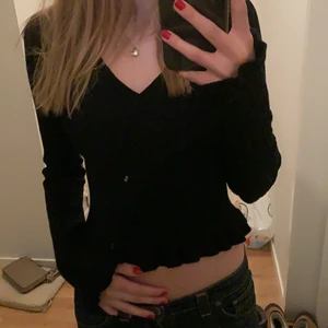 Långärmad volangtröja - Svart långärmad tröja från brave soul!                                   Så fin och en lite unik detalj med både volang i ärmar och ribbningen. Använd ett par gånger men säljer då jag behöver pengar. Skriv vid fler frågor!💘