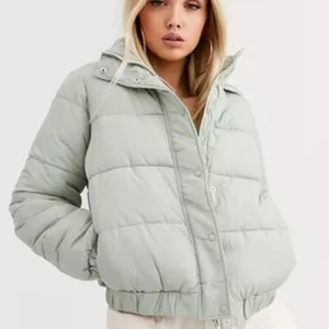 Mintgrön jacka - Slutsåld Short padded jacket salviagrön från missguided (köpt på asos för 411kr) Storlek 36 men passar även mig som är 38! Säljer pga inte använd detta året. Köparen står för frakten🥰