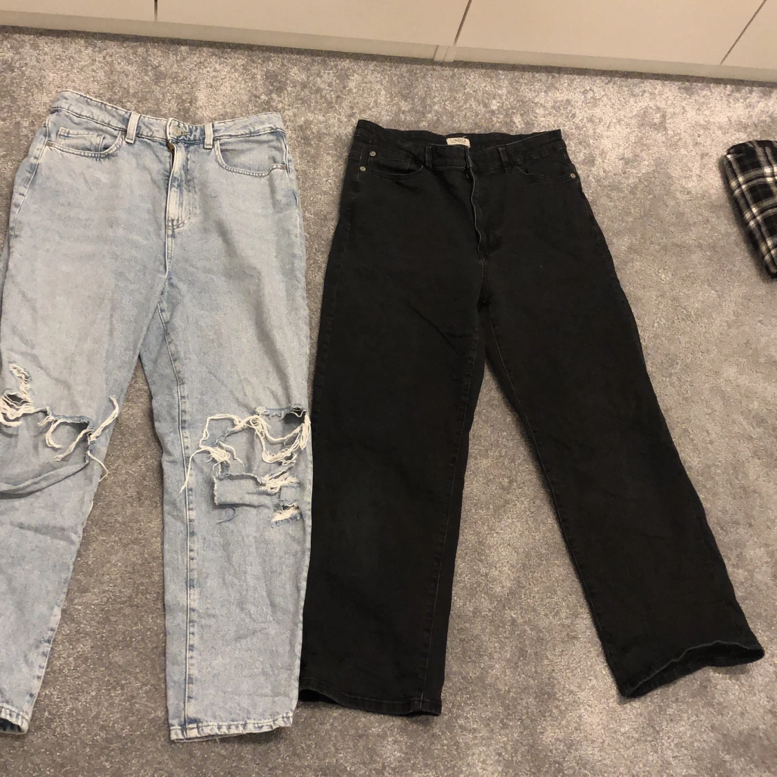 Hej jag säljer två par byxor