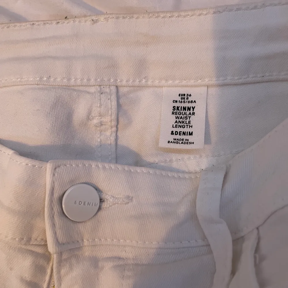 Ett par vita jeans i strl S. tight passform och använd max 2 gånger. säljer för 100kr. Jeans & Byxor.