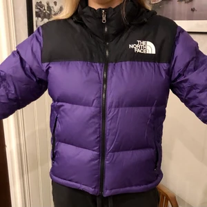 North face jacka - North face jacka i bra skick, storlek M. Använd under en vinter. Varm och skön, den perfekta vinterjackan!💕