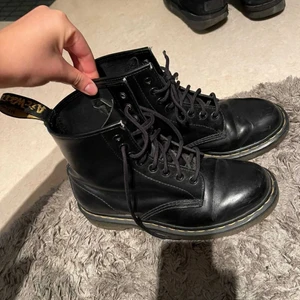 Dr. Martens boots - Ett par svarta Dr Martens i original modellen som är i hyffsat bra skick! Säljer på grund av att de är förstora tyvärr