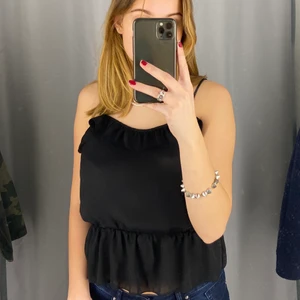 Volang linne med öppen rygg - Säljer denna volang topp med öppen rygg då jag har flera liknande. Köparen står för frakt 💙