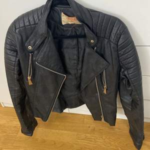 En skinnjacka i storlek 42 från chiquell som är i bra skick har haft dne från 2019. Nypris: 699kr mitt pris: 250kr