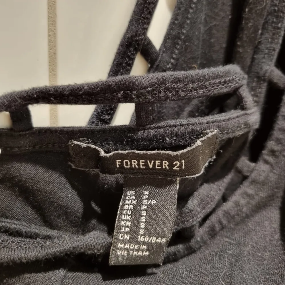 Svart klänning i fint skick från Forever 21 i stl S som även kan användas som stl XS. Köpt i New York för några år sedan & är endast använd ett fåtal gånger. Säljer p g a att den inte kommit till användning. Köpare står för frakt. . Klänningar.