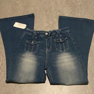 Hippie aktiga jeans - Snygga blåa jeans med coola fickor, köpta på amazon och är i storlek M 🥰 jeansen är i bra skick och är aldrig använda, de har lappen kvar. säljs då de ej kommer till användning❤️