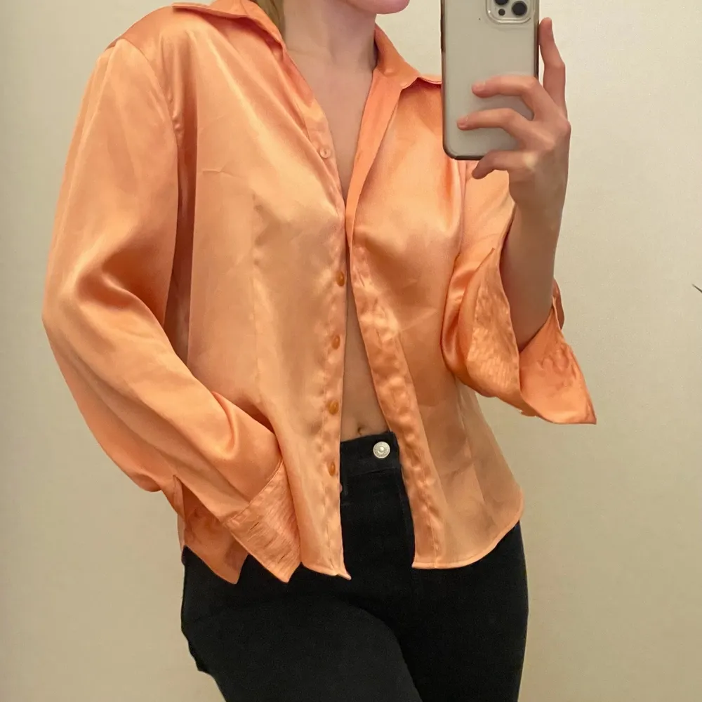 Orange skjorta som passar som en M/S😍. Blusar.