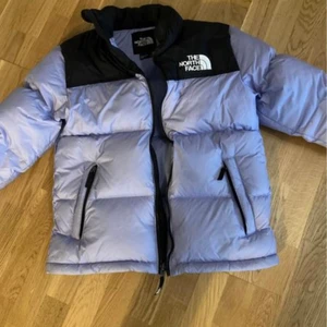 North face jacka - Säljer denna north face jacka som är super sparsamnt använd, inga defekter!! Köptes förra året! Kom privat för för flera bilder💓 (säljer åt en kompis) Pris kan diskuteras!! Det är storlek XL men JUNIOR (barn) så alltså en XS/S i vuxenstorlek🥰 