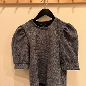 Glittrig topp - Glittrig topp som jag använt på nyår 1 gång. Plagget är alltså i nyskick. Köpt på Monki. XS. 
