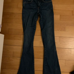 Mörkblå jeans, flare - Xs men passar som 34/36, mid waist 