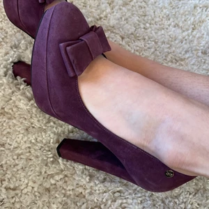 Mocka pumps stl39  - Så snygga mocka pumps stl39. Provade, oanvända! Köp mina för endast 195kr märke Islo