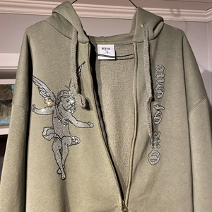 One of One Hoodie  - Tjena säljer nu min zipper hoodie från one of one. Har använt den några gånger bara. Storlek extralarge men den är väldigt liten i storleken. Jag brukar ha L eller M och den passar mig perfekt.⚡️⚡️