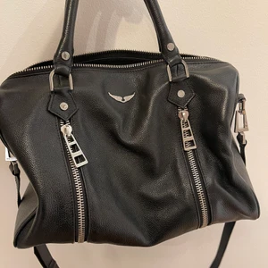 Zadig väska - Säljer nu min zadig väska. Perfekta storleken. Rymmer mycket. Inte mycket använd då jag har andra väskor. Extremt fint skick. Säljer den för 2500kr och då ingår frakten. Skriv privat om du vill ha fler bilder