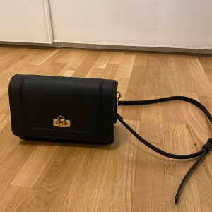 Svart väska - Svart axelväska. Originalpris 500kr.