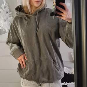 En hoodie med tvättad grå färg. Är bekväm och använt endast fåtal gånger. Storlek S men ganska stor i modellen💕