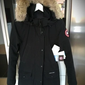 Storleken S-M - Canda gosse jacka i en jätte bra skick säljer den för har köpt en ny jacka och den ganska stor på mig, skickar mer bilder i chatten den är S men passar Som M. Priset går och diskuteras