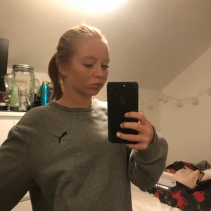 Puma sweatshirt - Säljer min fina grå puma sweatshirt eftersom att den inte kommer till använding. Bra skick. Varm
