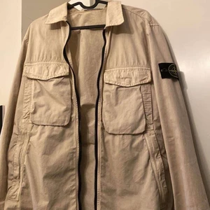 Stone island overshirt beige - Säljer en Stone island overshirt beige, finns kvitto och tag. Kan frakta eller mötas upp i sthlm.