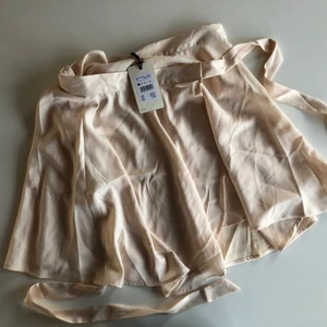 Bikbok kjol - Trendig Beige Kjol från bikbok, jätte fint material och hur skön som helst att ha på. Dock passade den inte som jag ville så därför har jag endast testat. Slutsåld på hemsidan 💗 250kr + frakt