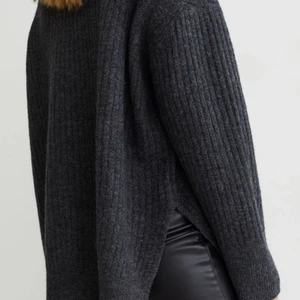 Stickad tröja  - Jättemysig mörkgrå stickad tröja med en liten slits💗den är helt oanvänd och storlek M. Går även att använda som stickat klänning om man vill 💕Säljer då storleken inte passade mig💕 tveka inte på att höra av er vid frågor!🤎