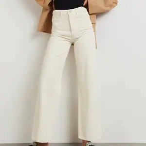 Vita Idun jeans från Gina tricot i strl 32. Endast använda fåtal gånger och är i fint skick. Nypris 500. 
