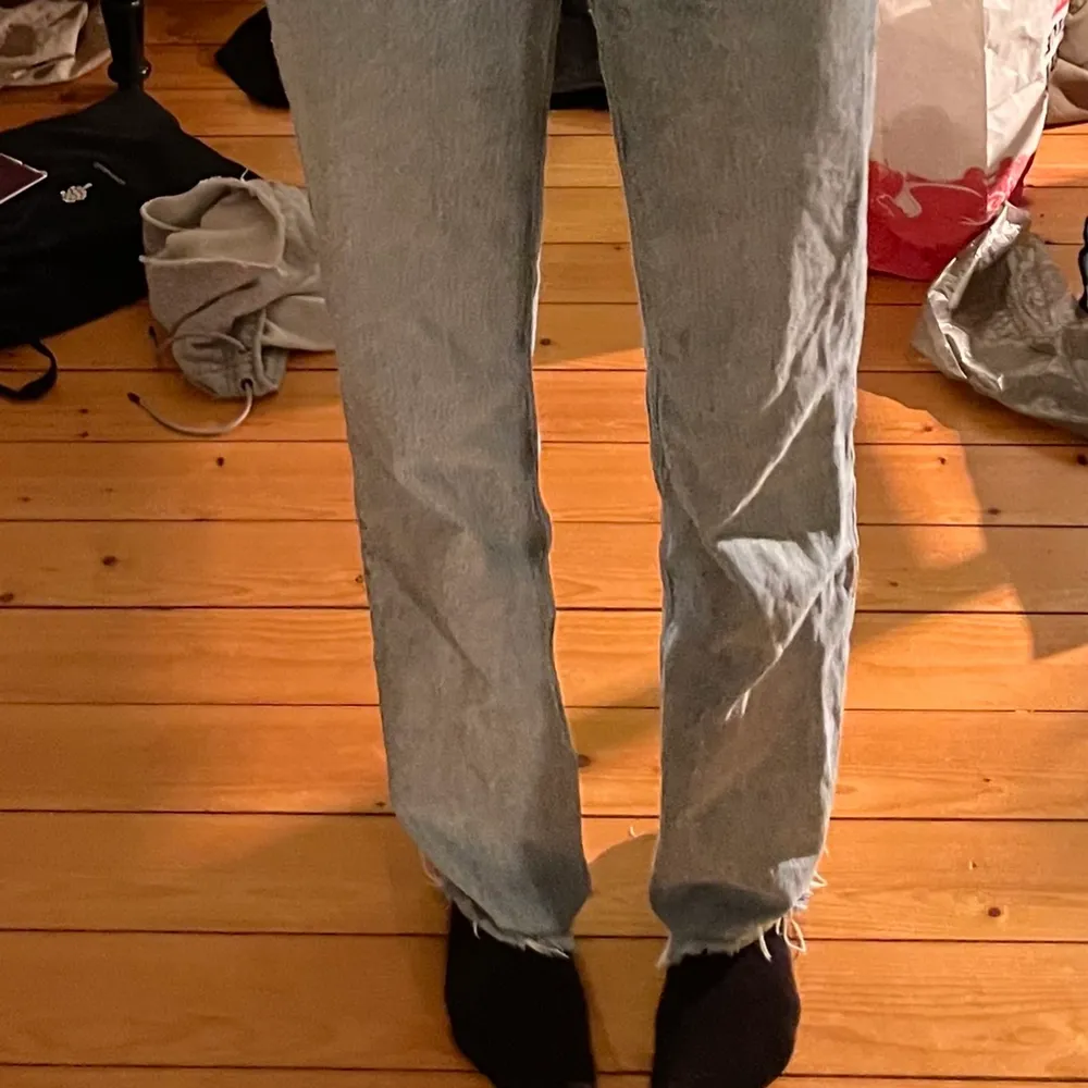 Jeans från zara, storlek 34. Säljer för 200+frakt men nypris är 400!. Jeans & Byxor.