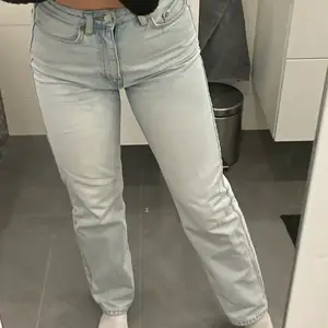 Weekday jeans i moddellen Rowe. Storlek W28 L30❤️‍🔥❤️‍🔥de har en liten defekt på vänstra låret. Inget som syns på håll dock