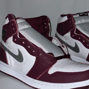 Jordan 1 High “Bordeaux” - Air Jordan 1 Retro High “Bordeaux”, size: 9,5 - EU 43. Aldrig använda, DSWT. Bud: 2199, Bin: 2399. Inlägget finns på andra sidor. Aldrig snörad, tillkommer självklart snören.