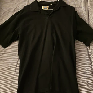 Svart skjorta strl M - Använd fåtal gånger, inga fläckar!