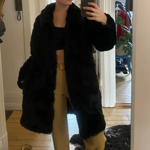 Pälsjacka H&M - Från H&M sparsamt använd i strl 44 (??) men sitter perfekt på mig som bär 34-36 (Xs-S)  i överdelar. Sådär liiita oversized som jag önskade! Måste blivit något fel vid tryckning av size😂skulle säga den sitter som en 36a eller 38a!!!