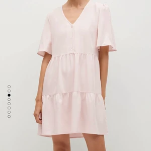 Klänning  - Superfin ljusrosa klänning från mangos exclusive collection. Aldrig använd med prislappen kvar då jag beställde den till midsommar men den kom fram för sent💓😆🧡