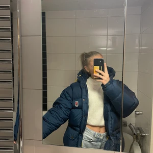 Fjällräven jacka  - Tänkte sälja min super fina fjällräven jacka köpt här på plick. Den är i storlek xxs herr storlek. Jätte fin men sitter tyvärr inte så som jag ville att den skulle sitta. Hade en skada på baksidan och ärmen men som nu är lagad då den blev inlämnad till en skräddare. 