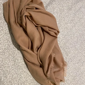 Halsduk i rosa/beige oanvänd - Halsduk i rosa/beige oanvänd