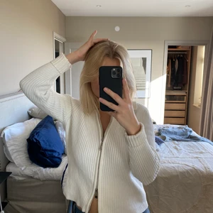 Fin stickad tröja - Fin kofta från kasa studios, i storlek XS. Använd ett fåtal gånger. Nypris: 1299, säljer för 600💕