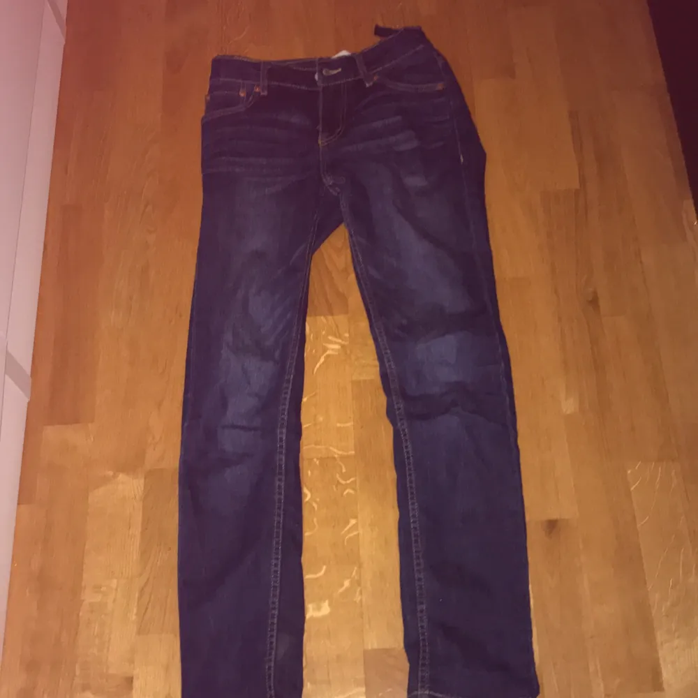 Oanvända levi’s lågmidjade jeans. Köpt de för 1000. Fin mörk blå färg.. Jeans & Byxor.