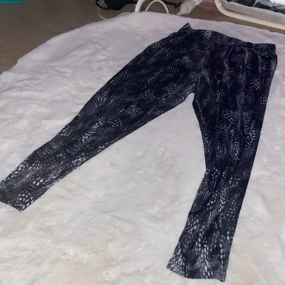 90 cm lång, 33 cm bred skönt material och stretchig . Jeans & Byxor.