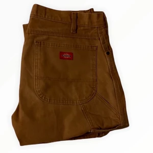 dickiea carpenter pants  - bruna dickies carpenter pants, bra skik förutom längst ner på benet där jag spätade up för att ge en snyggare look till skor 