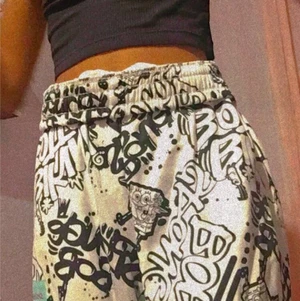  Helt nya mjukisbyxor -  Har aldrig haft på mig den för att den är förstor För mig finns i Malmö skriv till mig om ni vill ha flera bilder eller om ni undrar någonting