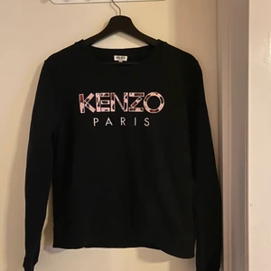 Kenzo Tröja - Säljer nu min jättefina Kenzo tröja, använd ett få tal gånger. Den är i Stl L men jag som normalt är Stl S/M tycker att den sitter väldigt bra. 