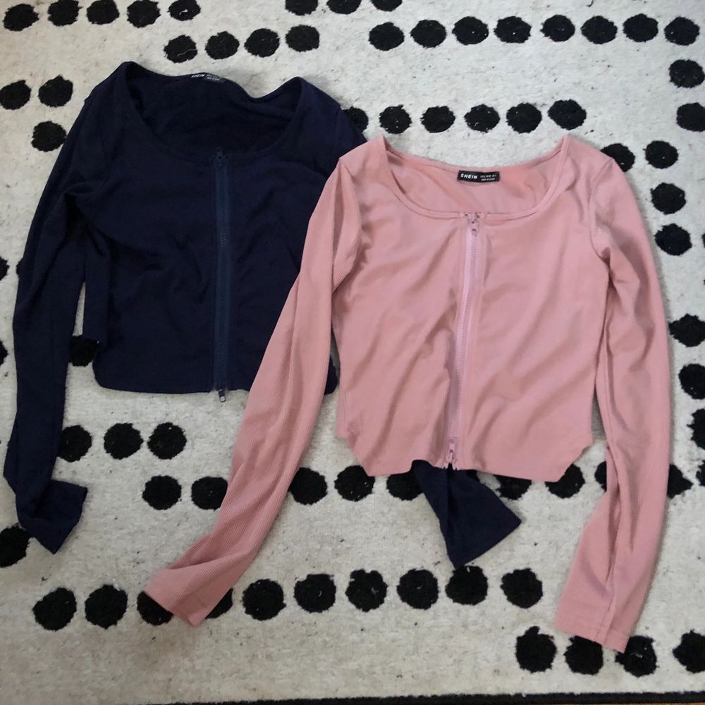 Tröjor i mörkblått och rosa från shein. Dragkedjan går att dra i från både uppe och nere. Den rosa är bara använda 1 gång och den blåa är aldrig använd. Vad jag kan se finns bara den vita kvar att köpa på shein, så varan verkar gå ut ur deras sortiment. Den heter ”Vitt Dragkedja Slätt Enkel T-shirt” på shein. Du kan få båda tröjorna för 70kr, en topp för 40kr. Köper man båda blir frakten 66kr, en tröja blir 45kr. Köparen står för frakt.. Toppar.
