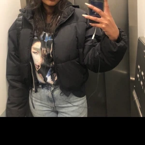 Croppad puffer jacka - Strl S, Pris 300kr. Köpte den för cirka 2 månader sedan, har ba använt den några enstaka gånger. 