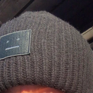 Säljer min svarta Acne-mössa  - Den är i bra skick, inga nippror, använd förra vintern.❄️⛄️☀️❤️ kom med bud💞