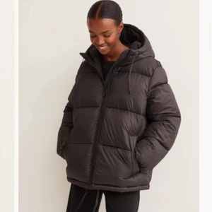 Puffer jacka HM  - Jag säljer denna jacka från h&m i storlek XS, (slutsåld på hemsidan) Använd ungefär 3 gånger. 