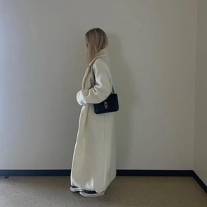 KAPPA FRÅN JOSEFINE HJ - Säljer denna slutsålda kappa från Josefine HJ:s kollektion för NA-KD, nypris ca 1100kr