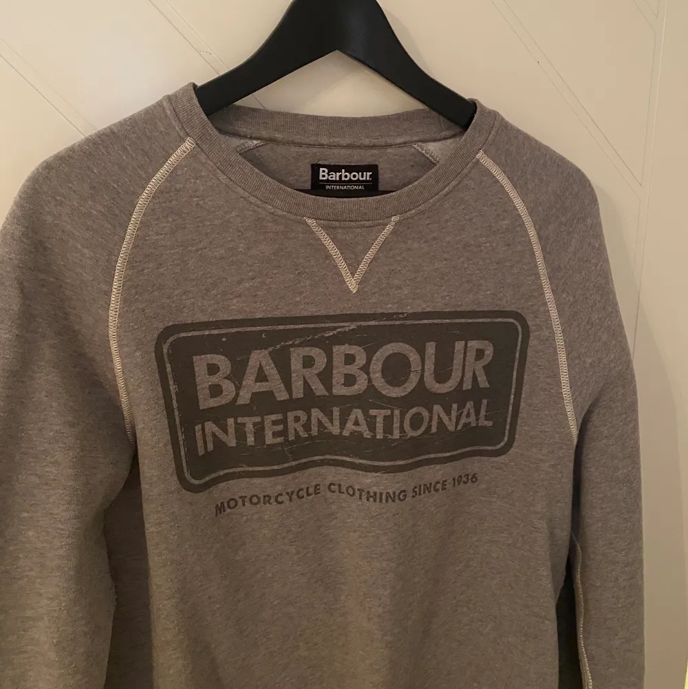 En grå Barbour sweater i storlek small. Använd ett fåtal gånger och är därmed i fint skick! Funkar både såväl för kvinna som för man.. Tröjor & Koftor.