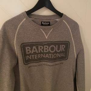 En grå Barbour sweater i storlek small. Använd ett fåtal gånger och är därmed i fint skick! Funkar både såväl för kvinna som för man.