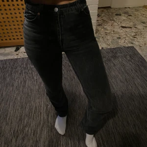 Raka gråa jeans!  - Säljer mina snygga. mörkgråa raka jeans!❤️‍🔥 Dom är från monki i storlek 24. Kommer tyvärr ej till användning men passar verkligen till allt. Jag själv har ganska korta ben, är 163 cm och dom sitter perfekt på mig. Hör av er för mer bilder!