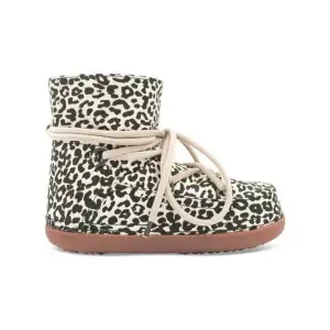 Intressekoll på dessa leopard inuikiis! De är i jätte fint skick och passar storlek 39💓kartong samt prislappen som satt på skorna medförljer dessvärre inget kvitto✨kan eventuellt tänka mig att byta dom mot en annan färg/modell