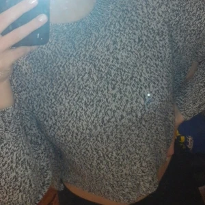 Stickad tröja  - Stickad tröja från hm, aldrig använd endast tvättad och provad. Hör av dig vid frågor💞